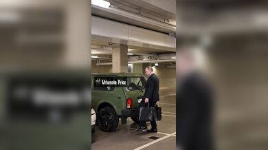 Zelenskyj a Putin u nákupního auta: Vtipné video ukazuje překvapení v kufru staré lady