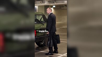 Zelenskyj a Putin u nákupního auta: Vtipné video ukazuje překvapení v kufru staré lady