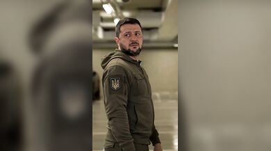 Zelenskyj a Putin u nákupního auta: Vtipné video ukazuje překvapení v kufru staré lady