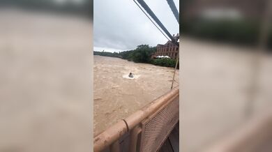Jetskiem na rozbouřené rozvodněné řece