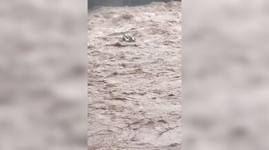Jetskiem na rozbouřené rozvodněné řece