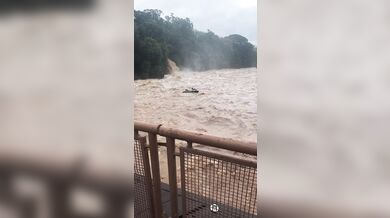 Jetskiem na rozbouřené rozvodněné řece