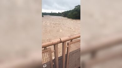 Jetskiem na rozbouřené rozvodněné řece