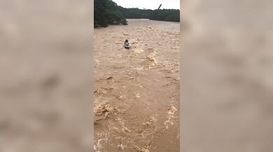 Jetskiem na rozbouřené rozvodněné řece