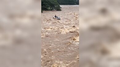 Jetskiem na rozbouřené rozvodněné řece