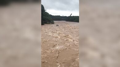 Jetskiem na rozbouřené rozvodněné řece