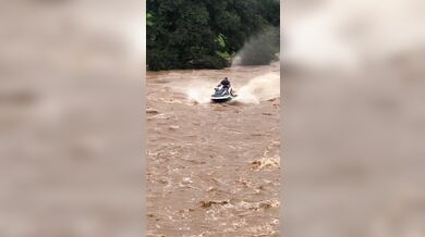 Jetskiem na rozbouřené rozvodněné řece