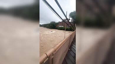 Jetskiem na rozbouřené rozvodněné řece