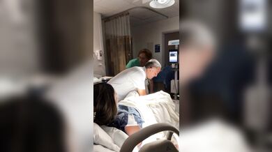 Lékař nestihl porod, a tak dceru přivedl na svět sám otec
