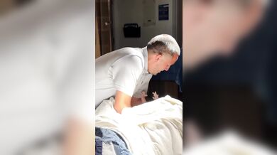 Lékař nestihl porod, a tak dceru přivedl na svět sám otec