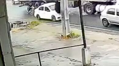Motorkář spadl na silnici v Brazílii a přejel ho kamion