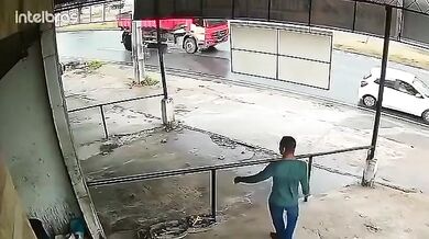 Motorkář spadl na silnici v Brazílii a přejel ho kamion