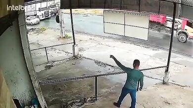 Motorkář spadl na silnici v Brazílii a přejel ho kamion