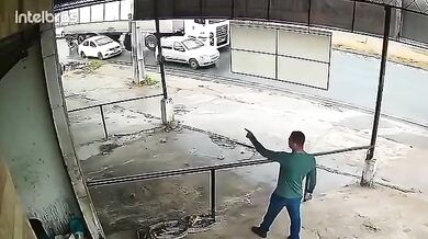 Motorkář spadl na silnici v Brazílii a přejel ho kamion