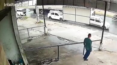 Motorkář spadl na silnici v Brazílii a přejel ho kamion