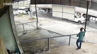 Motorkář spadl na silnici v Brazílii a přejel ho kamion
