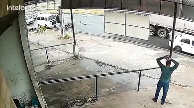 Motorkář spadl na silnici v Brazílii a přejel ho kamion