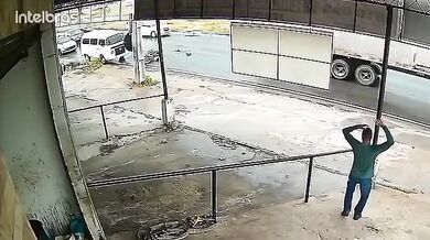 Motorkář spadl na silnici v Brazílii a přejel ho kamion