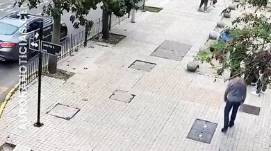 Utržené kolo z auta srazilo na chodníku devatenáctiletého studenta