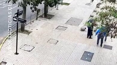 Utržené kolo z auta srazilo na chodníku devatenáctiletého studenta