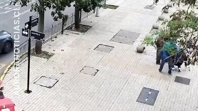 Utržené kolo z auta srazilo na chodníku devatenáctiletého studenta