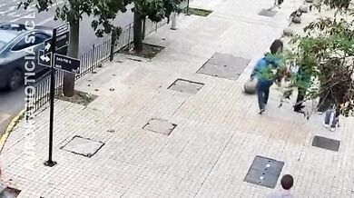 Utržené kolo z auta srazilo na chodníku devatenáctiletého studenta