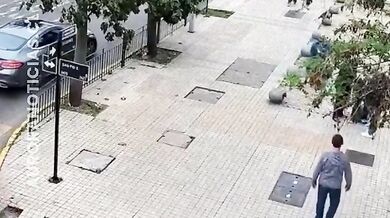 Utržené kolo z auta srazilo na chodníku devatenáctiletého studenta