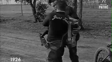 První skok s motorkou a padákem