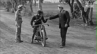 První skok s motorkou a padákem