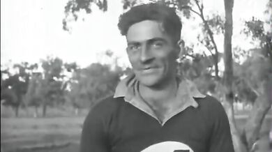 První skok s motorkou a padákem