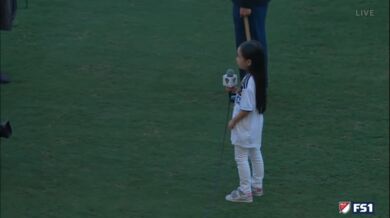 Malá holčina zpívá hymnu