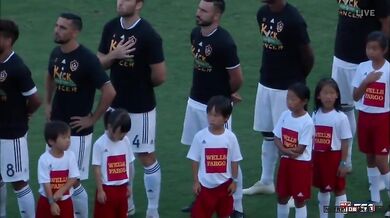 Malá holčina zpívá hymnu