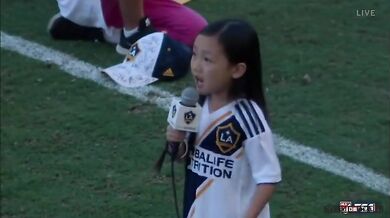 Malá holčina zpívá hymnu