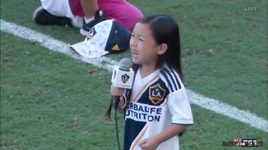 Malá holčina zpívá hymnu