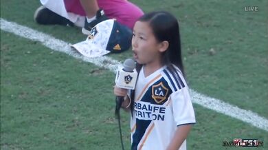 Malá holčina zpívá hymnu