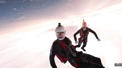 Skydiving při západu Slunce