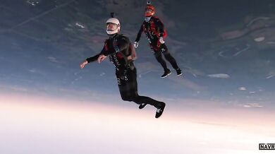 Skydiving při západu Slunce