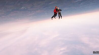 Skydiving při západu Slunce