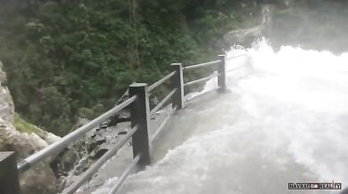 Nebezpečná cesta pod vodopádem