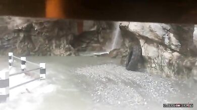 Nebezpečná cesta pod vodopádem