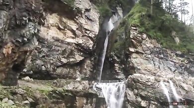 Nebezpečná cesta pod vodopádem