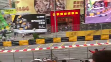 Vážná nehoda Sophie Flörschové v Macau (2 videa)