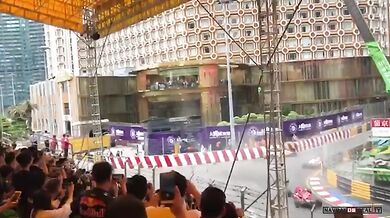 Vážná nehoda Sophie Flörschové v Macau (2 videa)