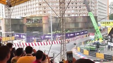 Vážná nehoda Sophie Flörschové v Macau (2 videa)