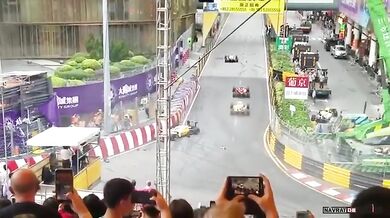 Vážná nehoda Sophie Flörschové v Macau (2 videa)