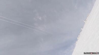 Lyžaři sledují odpálení raket