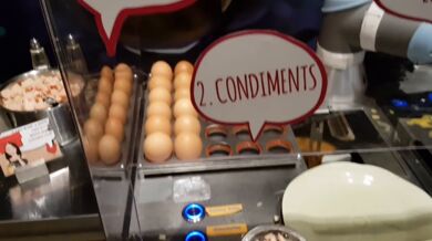 Robot připravuje omeletu