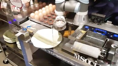 Robot připravuje omeletu