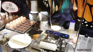 Robot připravuje omeletu