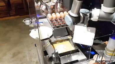 Robot připravuje omeletu